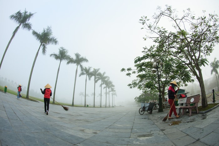 Các chị nhân công thu dọn vệ sinh buổi sáng tại Quảng trường Hồ Chí Minh (TP. Vinh). Ảnh: Sách Nguyễn