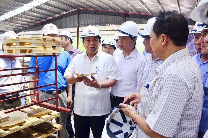 Chủ tịch UBND tỉnh Nguyễn Xuân Đường thăm nhà máy sản xuất ngói lợp, gạch Cotto Hoàng Nguyên Tân Kỳ. Ảnh: P.V