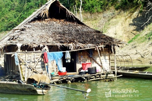 Cuộc sống của người Mường Lằm ở trên địa bàn cũ đã khác xưa rất nhiều. Bản cũ đã thành bến nước với những chiếc bè nổi. Ảnh: Hữu Vi