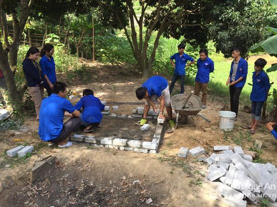 Hơn 80 ĐVTN đã về các hộ dân tham gia xây dựng 30 hố chứa rác thải tại bản Bãi Xa, xã Tam Quang. Ảnh: Đình Tuân