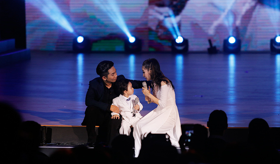 Gia đình nhỏ của Khánh Thi trên sân khấu.