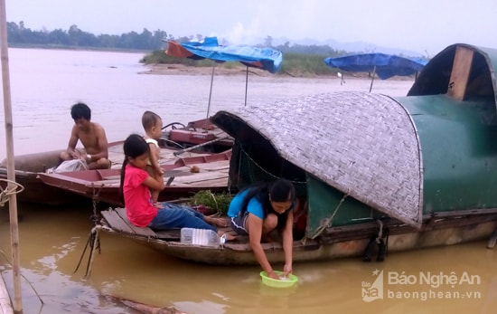 những con thuyền chật hẹp càng khiến cuộc sống của những hộ dân làng chài thêm khó khăn bội lần