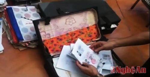 Cơ quan chức năng khám xét nhà Đặng Hồng Tư sinh năm 1952, hộ khẩu thường trú tại Phường Nghi Hương, Thị xã Cửa Lò, hiện trú tại khối Tân Thành 2, phường Lê Mao, TP. Vinh 