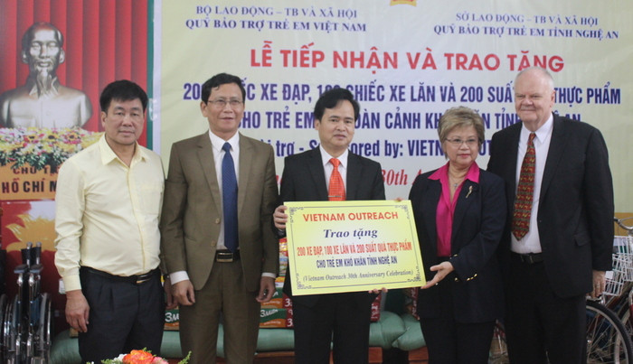 Lãnh đạo Sở LĐ-TB&XH, Quỹ BTTE tiếp nhận tài trợ của Tổ chức Vietnam Outreach. Ảnh: P.V