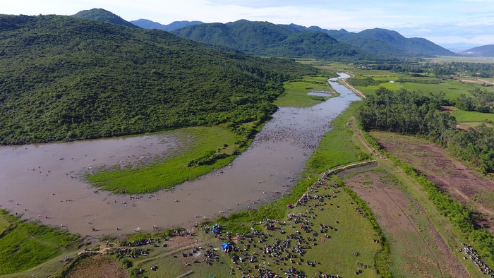 Ngày hội đánh cá Đồng Hoa còn được gọi là lễ hội đánh Vực Rào, được tổ chức sau khi đã thu hoạch xong vụ đông xuân.  Nơi diễn ra lễ hội là Đầm Vực có diện tích 30ha, kéo dài hơn 1km dưới chân dãy núi Hồng Lĩnh. Ảnh: Sách Nguyễn