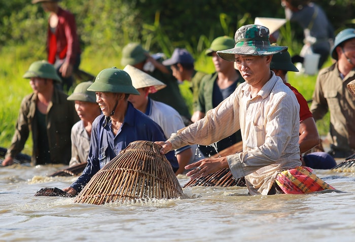 Các bậc cao niên cho biết, Lễ hội cá Đồng Hoa trước đây được tổ chức vào ngày mùng 5 tháng 5 âm lịch. Theo quy ước của xã, người dân thường ngày không được phép đánh bắt cá tại Đầm Vực, mà chỉ được đánh bắt duy nhất một lần vào ngày hội cá Đồng Hoa. Ảnh: Sách Nguyễn