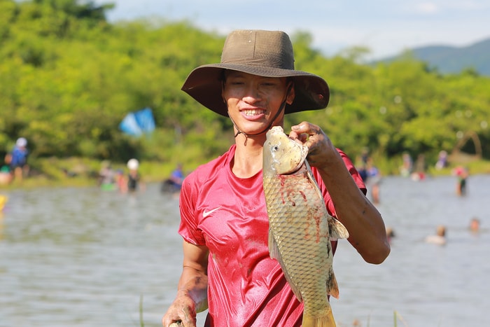 Một con cá chép đã bị tóm gọn. Ảnh: Sách Nguyễn