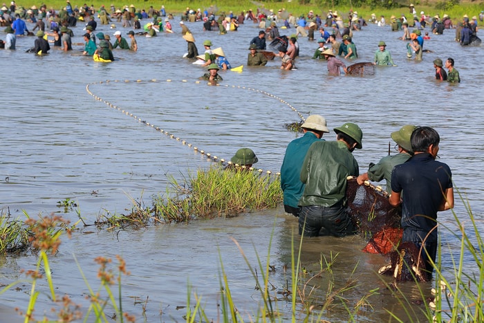 Là lễ hội mang tính khuyến ngư lâu đời, nhưng hiện nay Lễ hội đánh cá Đồng Hoa ít nhiều bị biến tướng. Ảnh: Sách Nguyễn