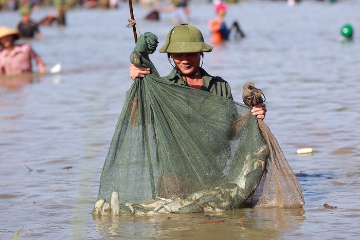 Dùng lười quét bắt cá cũng là một trong những biểu hiện biến tướng của Lễ hội đánh cá Đồng Hoa