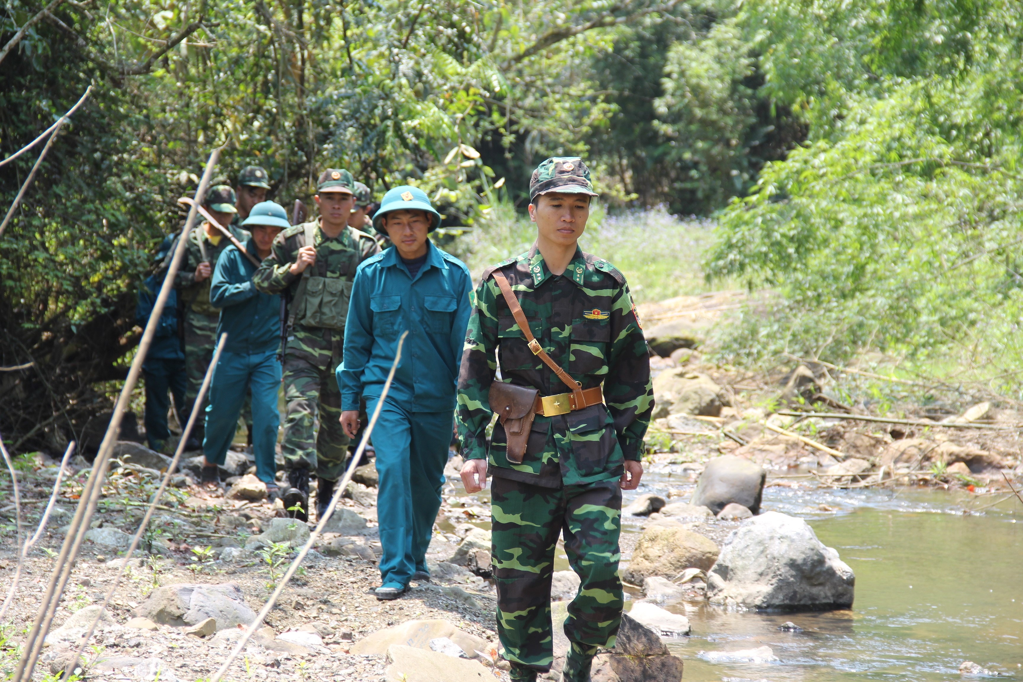 Bộ đội Đồn Biên phòng Cửa khẩu quốc tế Nậm Cắn phối hợp với đoàn thanh niên xã Nậm Cắn tuần tra bảo vệ biên giới. Ảnh: H.T