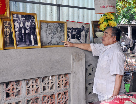 Ông Nguyễn Sinh Quế giới thiệu những bức ảnh Bác Hồ về thăm quê