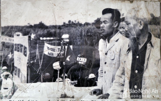 Ông Nguyễn Sinh Quế đứng bên cạnh  Bác Hồ trong dịp Bác về thăm quê lần thứ 2 (1961). Ảnh: Công Kiên