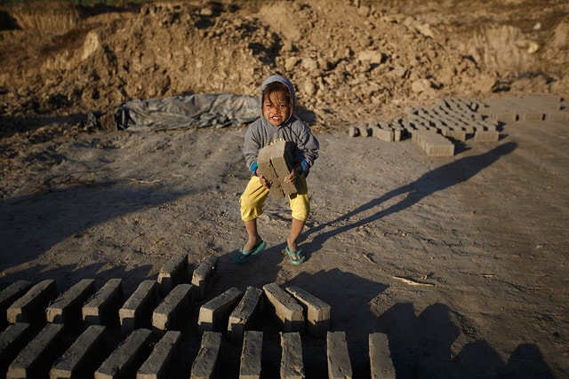 Một em bé Afganistan đang xếp gạch tại ngoại ô Herat.