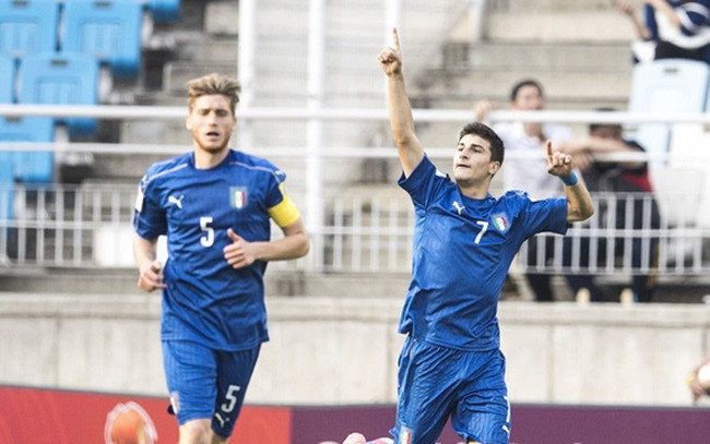 1) Với 5 bàn thắng, Orsolini (số 7, Italia) chính là Vua phá lưới của U20 World Cup. (Ảnh: Reuters)