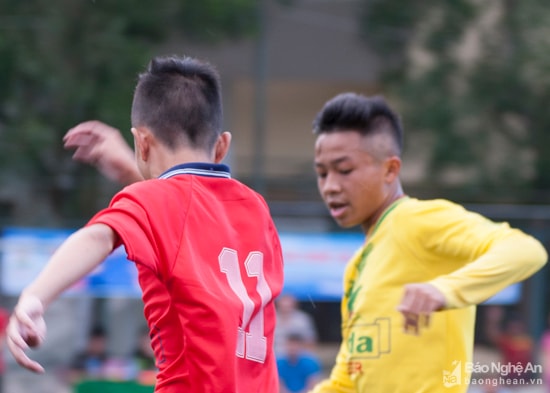 Cầu thủ Thái Hòa ( áo vàng ) cạo đầu theo số áo. Ảnh: Chu Thanh.