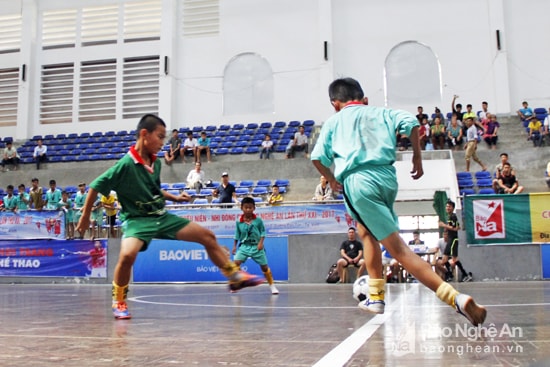 Trong hiệp 1, NĐ Thanh Chương không chỉ phòng thủ kiên cường mà những đợt tấn công của họ cũng tương đối sắc sảo.