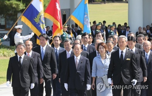  Ông Toshihiro Nikai (ở giữa), đặc phái viên cho Thủ tướng Nhật Bản Shinzo Abe, và các quan chức Nhật Bản khác thăm Nghĩa trang quốc gia Seoul ngày 12/6. Ảnh: Yonhap