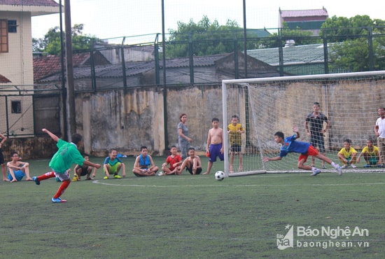 Trong loạt luân lưu may rủi, TN Yên Thành là đội may mắn hơn nên giành chiến thắng chung cuộc. Ảnh: Chu Thanh