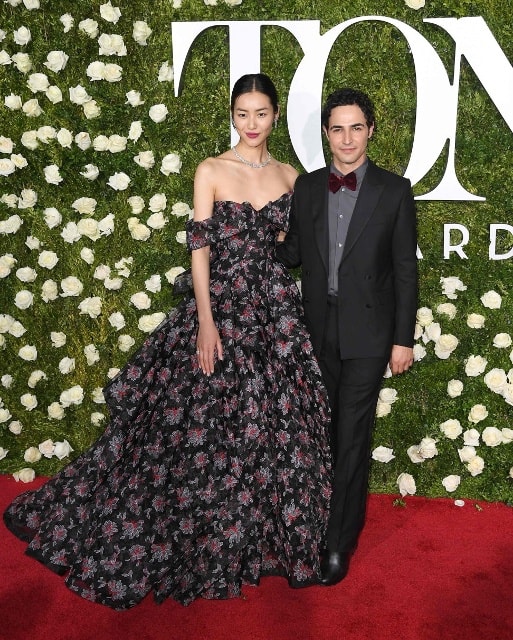 Đến với thảm đỏ Tony Awards năm nay, Liu Wen mang tới hình ảnh một quý cô hiện đại nhưng đầy vẻ quyến rũ khi diện mẫu đầm in hoa hở vai của nhà mốt Zac Posen. Nàng mẫu còn quý phái hơn với phụ kiện từ thương hiệu Tiffany & Co.