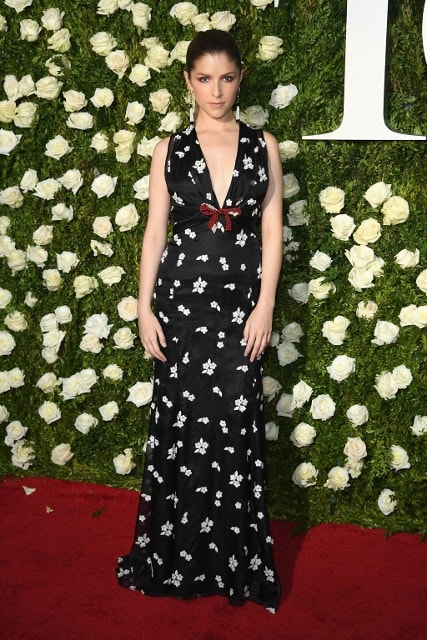 Anna Kendrick lựa chọn mẫu đầm in hoa trắng trên nền đen nổi bật cùng điểm nhấn đến từ chiếc nơ đỏ ấn tượng của nhà mốt Miu Miu. Đây chính là trang phục giúp cô lọt vào Top Best Dresses do tạp chí Vogue bình chọn.