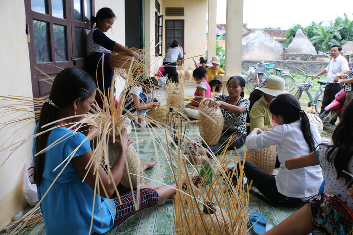 Dạy nghề mây tre đan cho phụ nữ huyện Quỳnh Lưu. Ảnh: Mỹ Hà