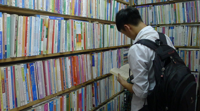Nhiều nhà sách trên đường Nguyễn Văn Cừ (TP. Vinh) vẫn bán sách in lậu. Ảnh: Chu Thanh