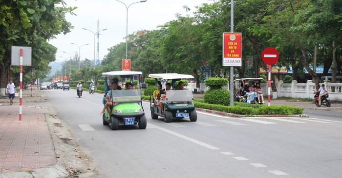 Thị xã Cửa Lò có nhiều biện pháp quản lý hoạt động xe điện.  Ảnh Mai Hoa