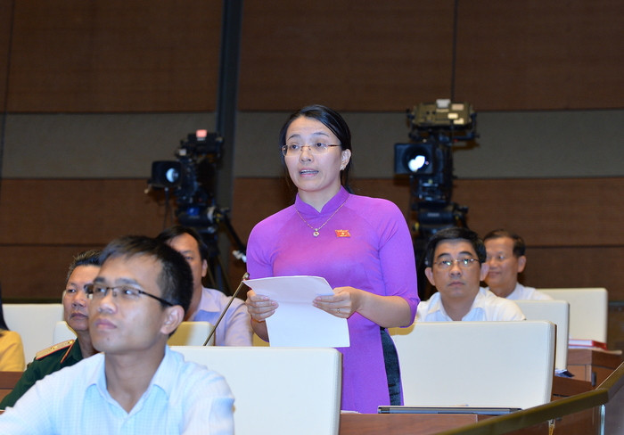 Đại biểu Hoàng Thị Thu Trang tham gia ý kiến tại phiên thảo luận tại hội trường ngày 12/6/2017. Ảnh: Huyền Thương