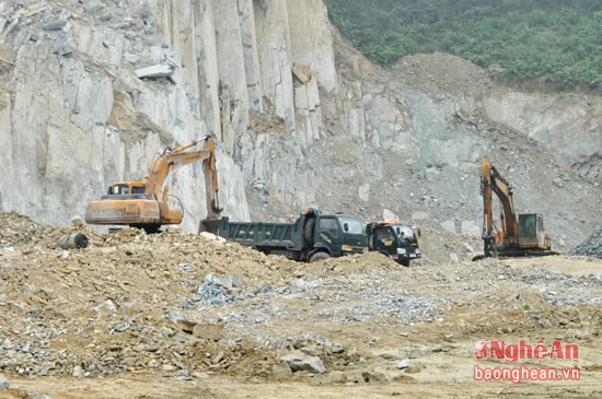 Tình trạng vi phạm an toàn lao động đang diễn ra khá phổ biến trong khai thác khoáng sản đang tiềm ẩn nhiều nguy cơ mất an toàn 