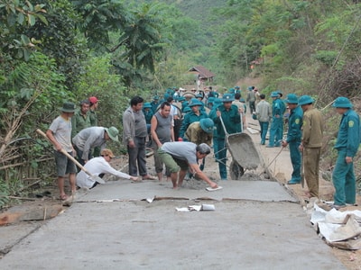 Dân quân tự vệ xã Hữu Lập (Kỳ Sơn) tham gia giúp nhân dân làm đường bê tông xây dựng nông thôn mới. Ảnh: P.V