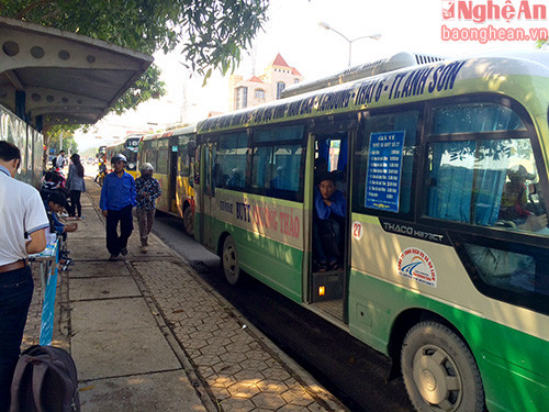 Xe buýt của nhiều hãng tại bến xe Đại học Vinh, ảnh: Tư liệu