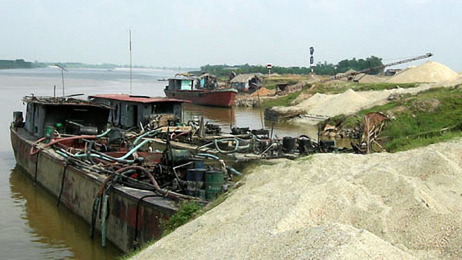 Sau khi nhắn tin đe dọa lãnh đạo tỉnh Bắc Ninh liên quan chuyện cấp phép khai thác cát, Nguyễn Trọng Phương đã vứt sim rác xuống sông