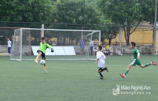 Rất hiếm hoi, thủ thành 2 đội có cơ hội thể hiện. Ảnh: Thanh Sơn.