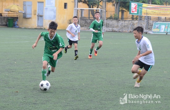Với các cầu thủ TN Con Cuông, trận đấu với TN Tp.Vinh là bữa tiệc bóng đá chia tay mùa giải nhiều ý nghĩa. Ảnh: Thanh Sơn