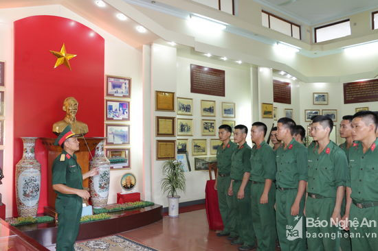 Chiến sỹ trẻ Sư đoàn 324 nghe giới thiệu lịch sử Bác Hồ về thăm lực lượng vũ trang Quân khu 4 tại nhà truyền thống của đơn vị. Ảnh: Mỹ Hà