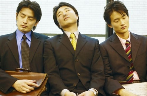 Các nhân viên ở Nhật thường lâm vào tình trạng mệt mỏi và kiệt sức vì luôn phải làm việc ngoài giờ trong suốt một tuần. Để hạn chế tình trạng này, chính phủ đã thông qua một chương trình mang tên Premium Friday cho phép các nhân viên về sớm vài tiếng đồng hồ vào ngày thứ Sáu cuối cùng trong tháng.