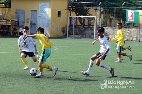 Theo sát và bắt chết mũi nhọn tấn công của TN Thái Hòa. Ảnh: Thanh Sơn