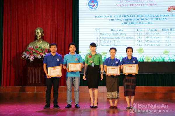 Lãnh đạo Viện Sư phạm tự nhiên trao thưởng cho những lưu học sinh Lào có thành tích xuất sắc. Ảnh: Mỹ Hà