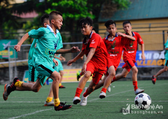 Với hình thể, kỹ thuật vượt trội, TN Tương Dương liên tục tổ chức dồn ép đối thủ. Ảnh: Thành Cường