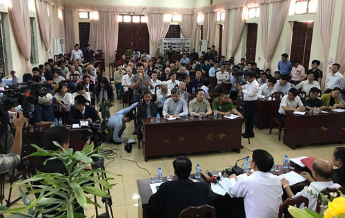 Chủ tịch TP. Hà Nội Nguyễn Đức Chung bắt đầu cuộc đối thoại với người dân xã Đồng Tâm.