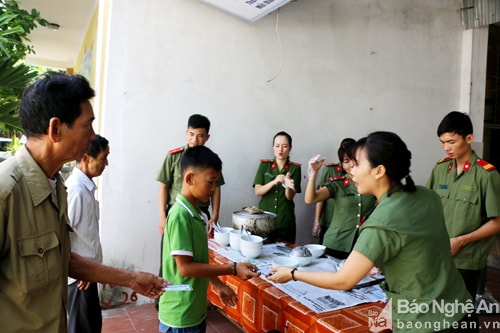 cán bộ chiến sĩ Công an Đô Lương đã tổ chức đợt phát 100 bát cháo tình thương cho các bệnh nhân có hoàn cảnh khó khăn đang điều trị .