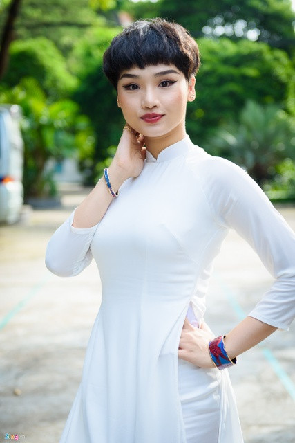 Miu Lê cùng đoàn phim Cô gái đến từ hôm qua giao lưu cùng sinh viên Đại học Sài Gòn. Nữ diễn viên khiến mọi người bất ngờ khi xuất hiện với mái tóc tém tinh nghịch. 