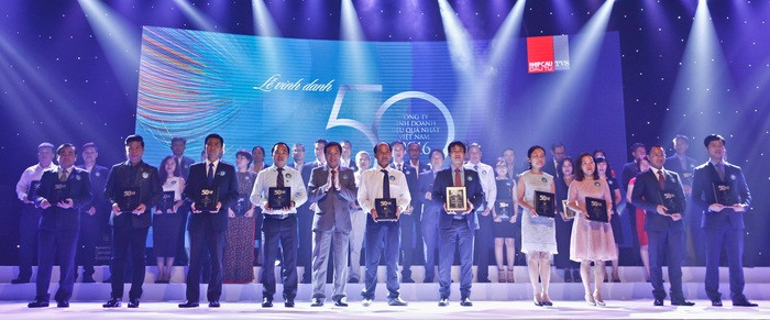 Ông Phan Minh Tiên - Giám đốc Điều hành Vinamilk cùng các đại diện công ty được xếp hạng “Top 50 công ty kinh doanh hiệu quả nhất Việt Nam”.