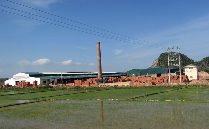 Công ty cổ phần Tây Nghệ - Yên Thành từ năm 2014 đã thuê 10 ha đất xây dựng nhà máy gạch tuy nen với tổng trị giá 80 triệu đồng. ảnh Thái Dương.