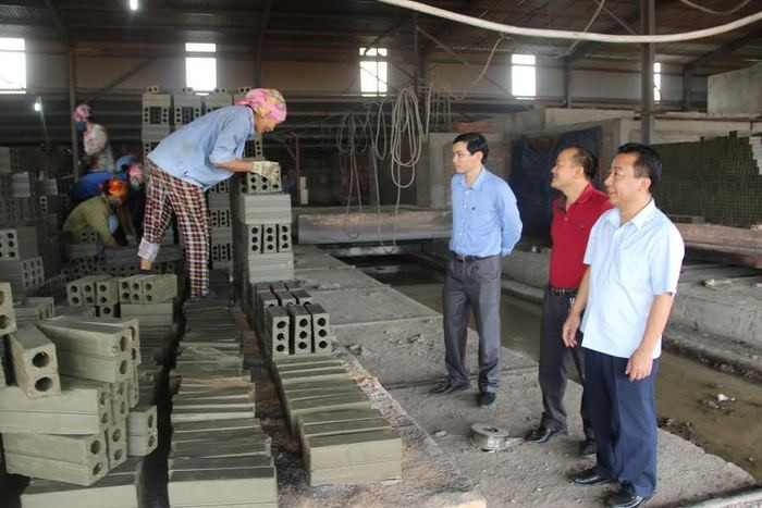 Bí thư Huyện ủy Yên Thành thăm Nhà máy sản xuất gạch của Công ty CP Tây Nghệ - Yên Thành. Ảnh: Văn Trường