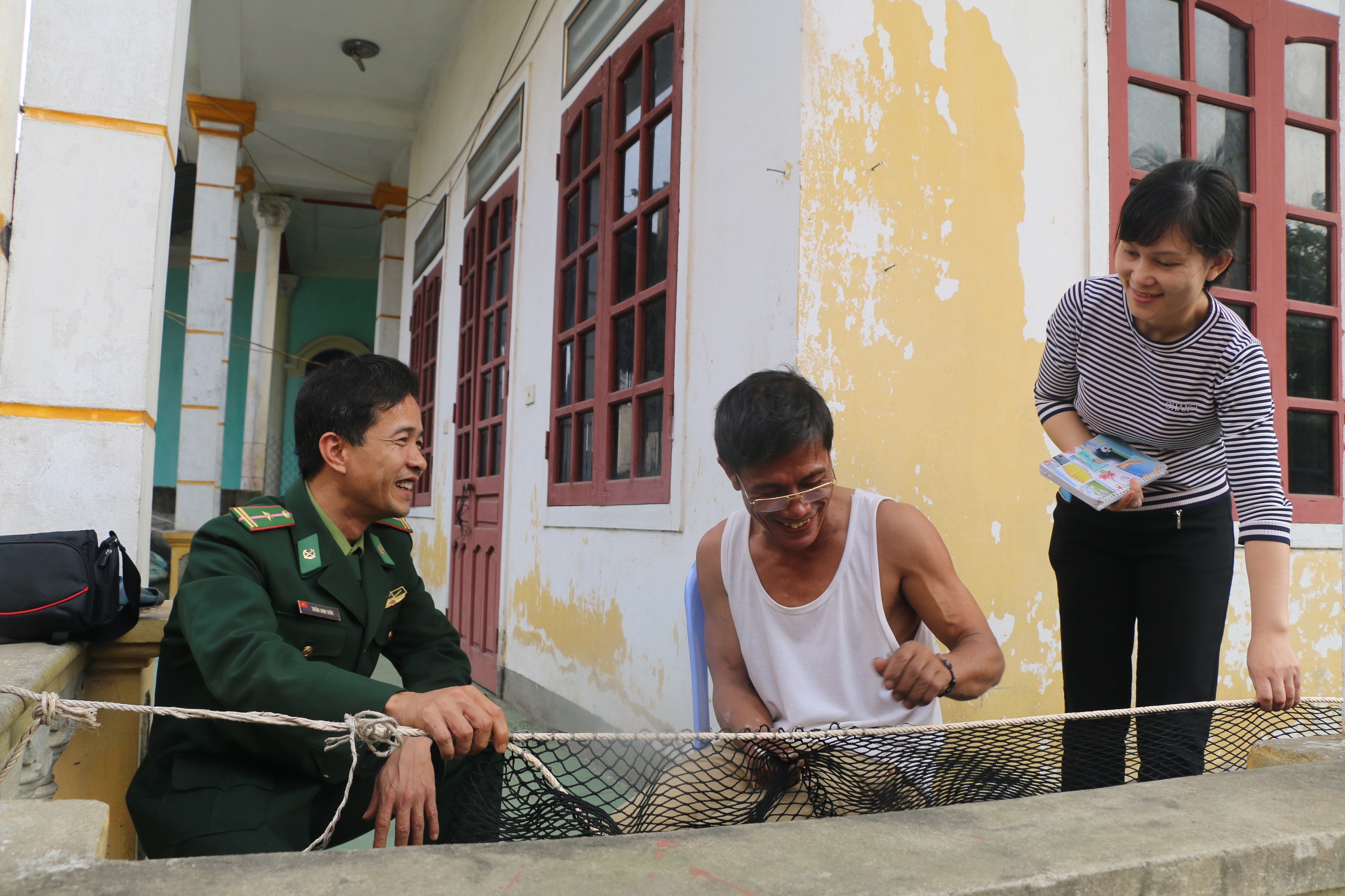  Thiếu tá Trần Anh Sơn - Đồn Biên phòng Cảng Cửa Lò trò chuyện với người dân xã Tân Lộc, phường Nghi Tân, TX Cửa Lò