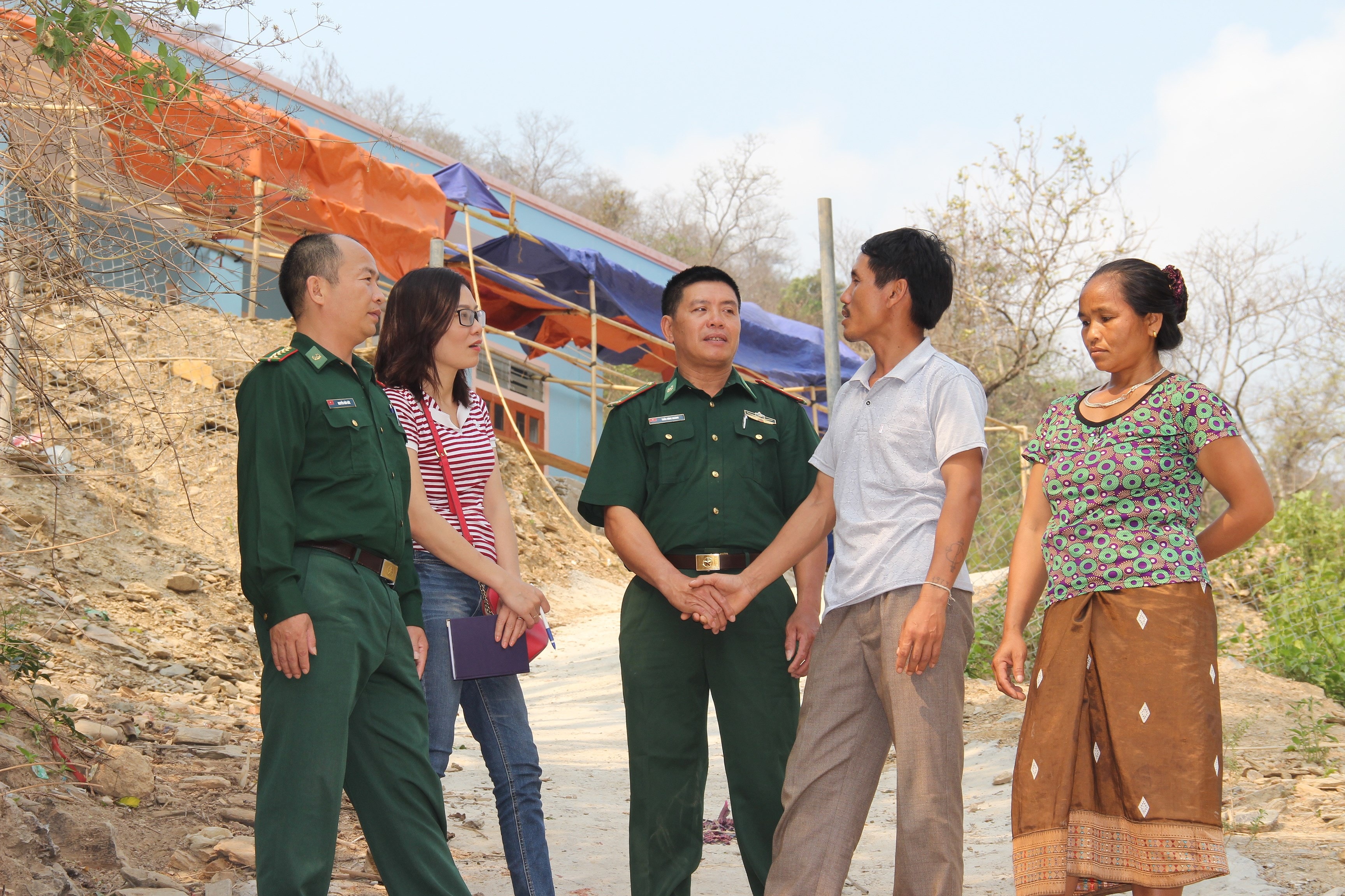 Sỹ quan Đồn Biên phòng Mường Típ thăm hỏi, trò chuyện với bà con dân bản. Ảnh: H.T