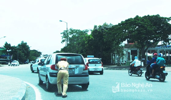 Hình ảnh đẹp về cảnh sát giao thông cần được nhân lên. Ảnh Nhật Lân