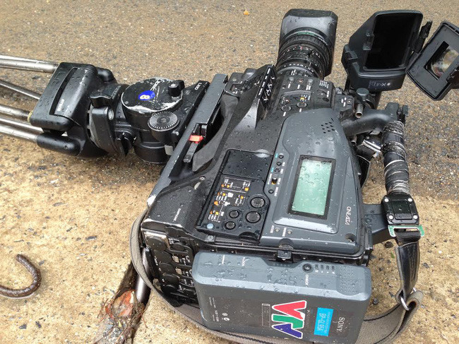Chiếc máy quay đã hỏng hoàn toàn sau khi bị ô tô của ông H. chèn qua
