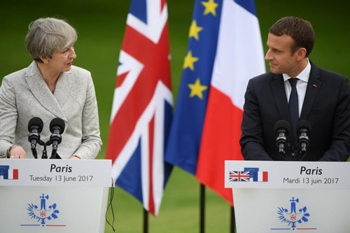 Thủ tướng Anh Theresa May và Tổng thống Pháp Emmanuel Macron. Ảnh: AFP